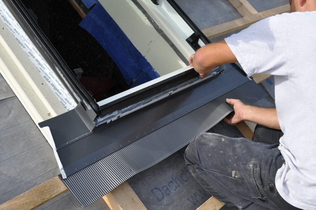 Details of assembling skylight window, sealing against rain water